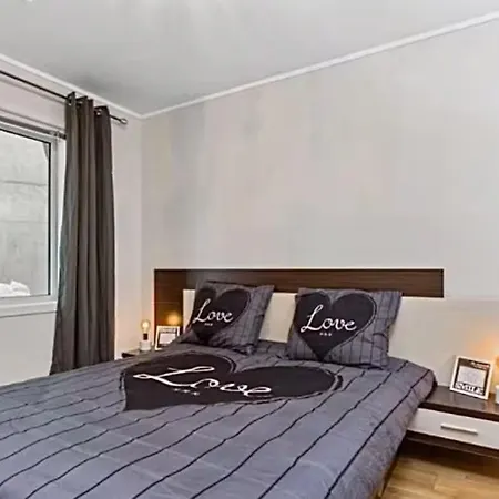 Apartman Arendalsuka - 3 Roms Midt I Sentrum Med 6 Soveplasser Og Parkering *